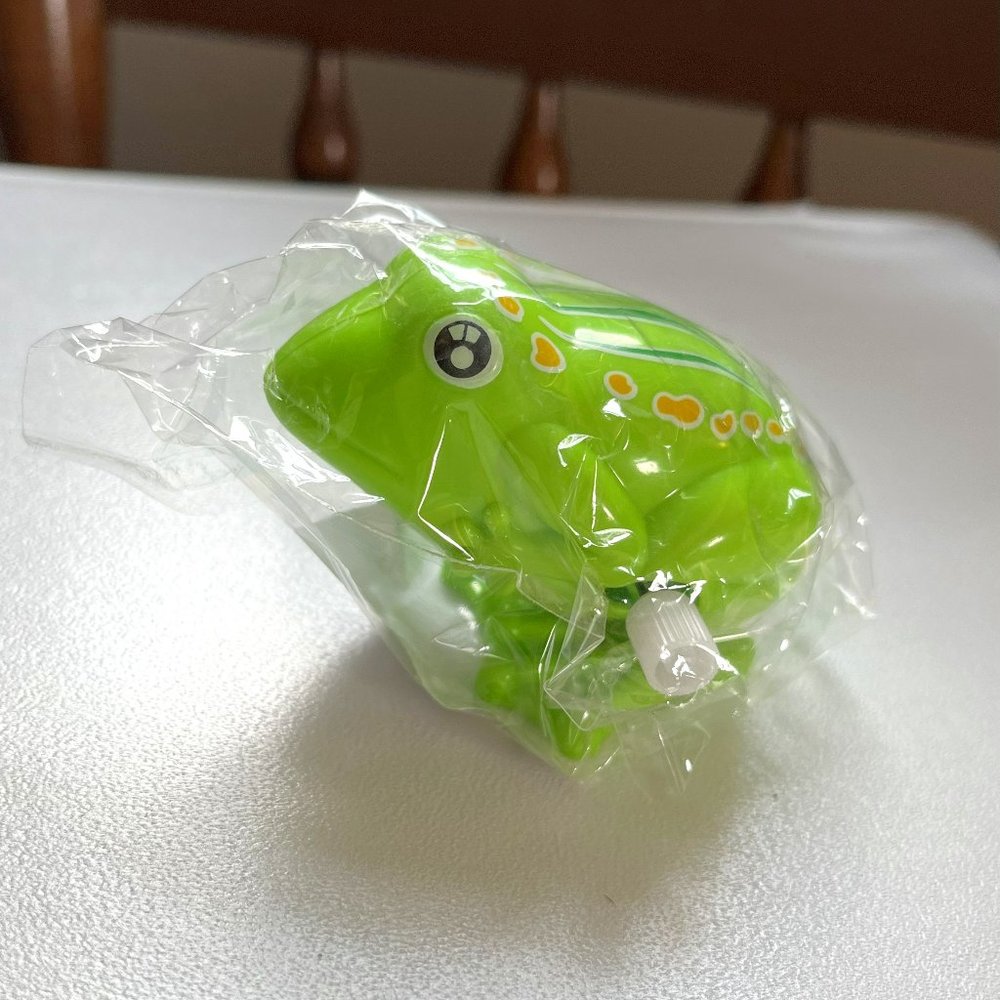 Wind up frog toy (jumps)